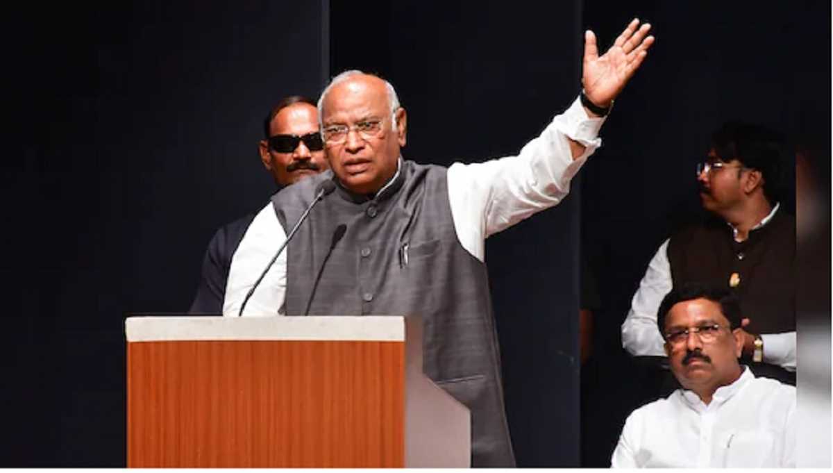 साधु के वस्त्र पहनते हैं, भाषा टेररिस्टों की बोलते हैं : खरगे